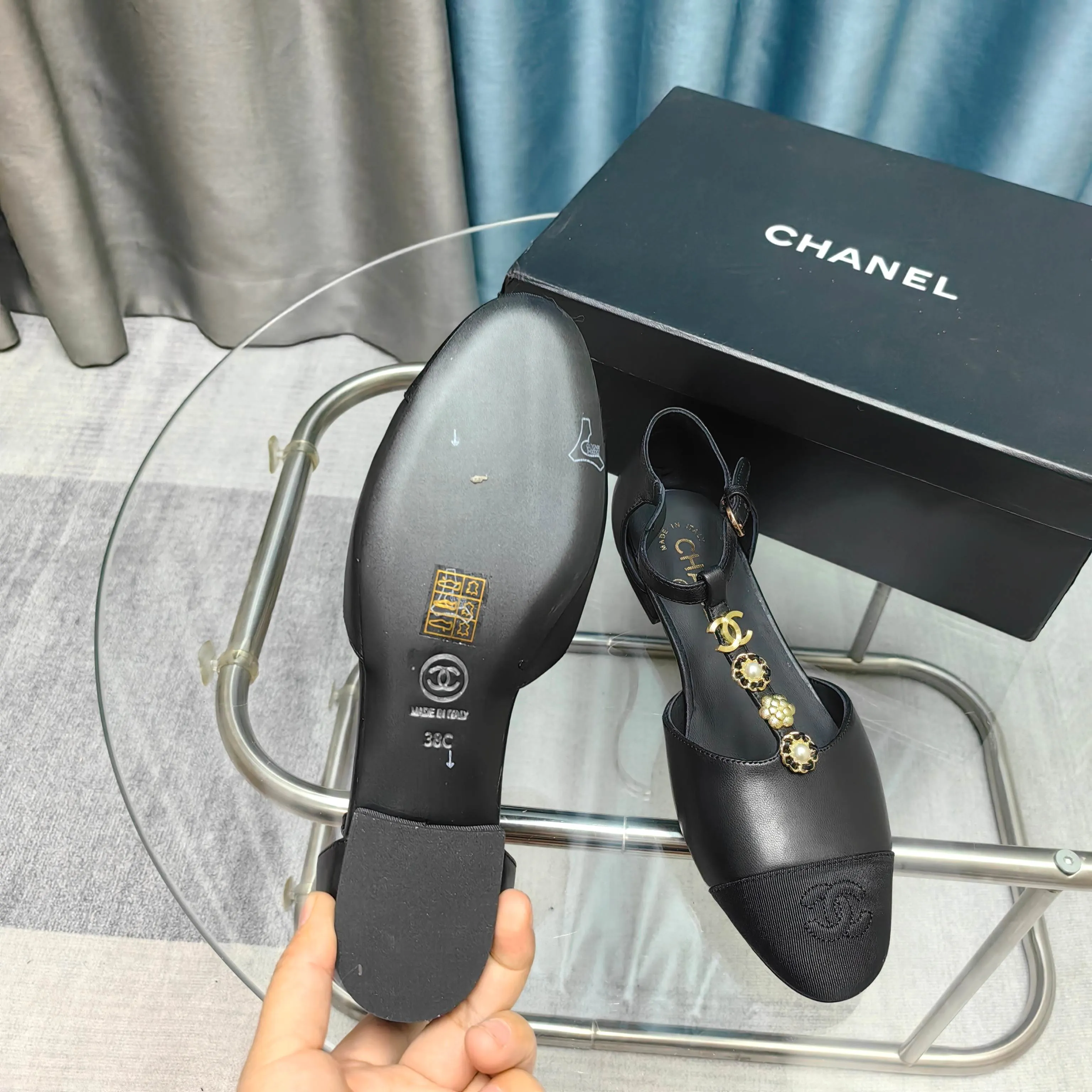 👟👟Ex-factory price 560👟👟 2025ss CHANEL hollow Mary Jane sandals, classic and fashionable. The iconic black and color-blocked upper is elegant and unique, and the double C element underlines the brand style in a low-key way. Decorated with exquisite metal chains, it is smart and eye-catching. Simple buckle design fits the foot. Whether for commuting or leisure, it can add points to your outfit and easily interpret French elegance. Upper: Sheepskin Lining: Sheepskin Insole: Sheepskin Size: 35-39 (set at 40.41)